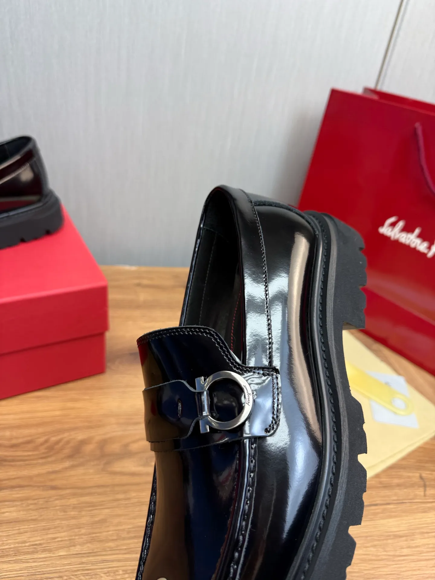 Men's shoes 💰880💰 Ferragamo. [Ferragamo] Men's Loaf leather shoes, the latest hot style, 1:1 original purchase quality, top quality, imported open-edge beaded cowhide leather on the upper, hand-made three-dimensional stitching highlights the round toe design, the inner feet are made of imported cowhide, with original wear-resistant rubber outsole, matching code 39-44, (38, 45 custom-made, non-refundable)